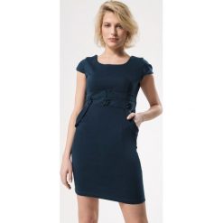 Zielona Sukienka Service. Zielone sukienki damskie Born2be, do pracy, xl, bez wzorów, eleganckie, z okrągłym kołnierzem, bez rękawów, mini, dopasowane. Za 34,99 zł.