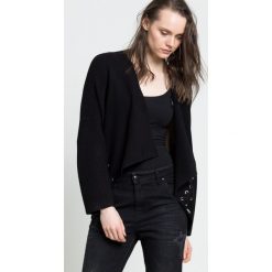 Guess Jeans - Kardigan. Czarne bez kategorii Guess Jeans, s, z aplikacjami, z poliesteru. W wyprzedaży za 239,90 zł.