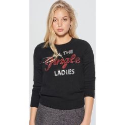 Sweter z cekinowym napisem - Czarny. Czarne swetry klasyczne damskie Cropp, l. Za 69,99 zł.