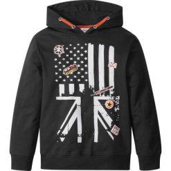 Bluza z kapturem i naszywkami bonprix czarny z nadrukiem. Czarne bluzy chłopięce marki bonprix, m, z nadrukiem, z kapturem. Za 59,99 zł.
