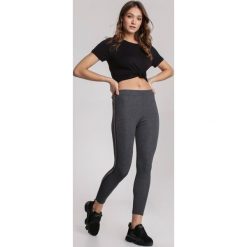 Ciemnoszare Legginsy Cirisia. Szare legginsy sportowe damskie Renee, s, z nadrukiem, z dzianiny, z podwyższonym stanem, na fitness i siłownię. Za 39,99 zł.