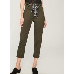 Skórzane spodnie z wysokim stanem ReDesign - Khaki. Brązowe spodnie z wysokim stanem Reserved. Za 599,99 zł.