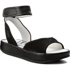 Sandały FLY LONDON - Bibbfly P500854000 Black. Czarne klapki damskie marki Fly London, bez wzorów, ze skóry, bez obcasa. W wyprzedaży za 299,00 zł.