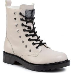 Trapery GUESS - Tavora FL5TAV LEA10 SNOW. Białe trapery damskie Guess, ze skóry ekologicznej, bez obcasa, bez zapięcia. W wyprzedaży za 549,00 zł.