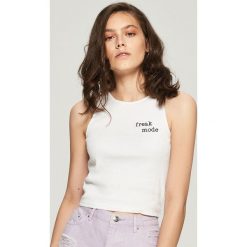 Topy damskie: Top z haftowanym napisem – Biały