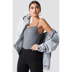 Nicki x NA-KD Szeroki top na ramiączkach - Grey. Szare topy damskie marki Nicki x NA-KD, bez wzorów, bez kołnierzyka. W wyprzedaży za 48,57 zł.