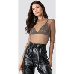 NA-KD Party Brokatowy top z siateczki - Beige. Brązowe topy damskie NA-KD Party, bez wzorów, ze stójką. Za 60,95 zł.