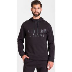 BLUZA Armani Exchange. Czarne bluzy męskie Armani Exchange, xxl, z aplikacjami, ze skóry ekologicznej, z kapturem, bez rękawów, z kapturem. Za 559,00 zł.