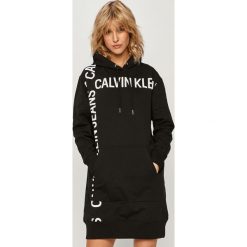 Calvin Klein Jeans - Sukienka. Czarne sukienki damskie Calvin Klein Jeans, na co dzień, s, z nadrukiem, z bawełny, casualowe, z okrągłym kołnierzem, z długim rękawem, długie, mini, proste. Za 539,90 zł.
