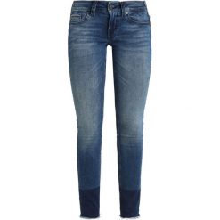 Tommy Jeans LOW RISE SKINNY SOPHIE Jeans Skinny Fit fargo dark blue. Niebieskie jeansy damskie relaxed fit marki Tommy Jeans. W wyprzedaży za 439,20 zł.