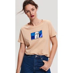 T-shirt z nadrukiem RE ART - Beżowy. Brązowe t-shirty damskie Reserved, s, z nadrukiem, bez kołnierzyka. Za 39,99 zł.
