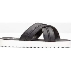 Klapki bonprix czarny. Czarne klapki damskie bonprix, bez wzorów, bez obcasa. Za 27,99 zł.
