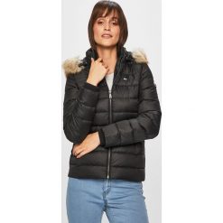 Tommy Jeans - Kurtka puchowa. Czerwone kurtki damskie Tommy Jeans, s, bez wzorów, z poliesteru, krótkie, z kapturem. W wyprzedaży za 799,90 zł.