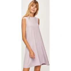 Tommy Jeans - Sukienka. Różowe sukienki damskie Tommy Jeans, na co dzień, s, bez wzorów, z elastanu, casualowe, z okrągłym kołnierzem, bez rękawów, midi, proste. W wyprzedaży za 229,90 zł.