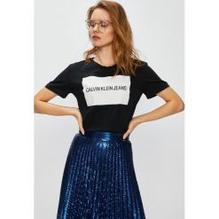 Calvin Klein Jeans - Top. Szare topy damskie Calvin Klein Jeans, l, z nadrukiem, z bawełny, z okrągłym kołnierzem. W wyprzedaży za 159,90 zł.