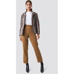 Spodnie damskie: NA-KD Trend Proste spodnie garniturowe - Beige