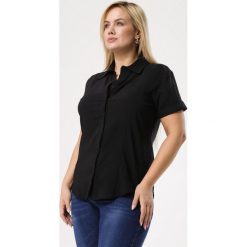 Czarna Koszula Little Step. Czarne bluzki damskie Born2be, xl, bez wzorów, z wykładanym kołnierzem, z krótkim rękawem. Za 59,99 zł.