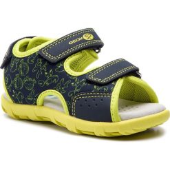 Sandały GEOX - B Sandal Pianeta A B9264A 05015 C0749 S Navy/Lime. Żółte sandały chłopięce Geox, z tworzywa sztucznego, bez zapięcia. W wyprzedaży za 149,00 zł.
