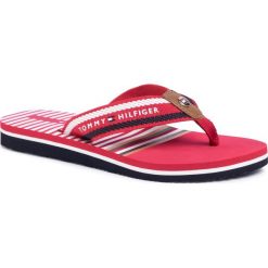 Japonki TOMMY HILFIGER - Stripy Flap Beach Sandal FW0FW04799 Primary Red XLG. Czerwone klapki damskie TOMMY HILFIGER, bez wzorów, ze skóry, bez obcasa. W wyprzedaży za 129,00 zł.