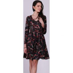 Sukienka w kolorze czarnym ze wzorem. Czerwone sukienki damskie Jesienny butik, xs, bez wzorów, bez kołnierzyka, bez rękawów, mini, rozkloszowane. W wyprzedaży za 139,95 zł.