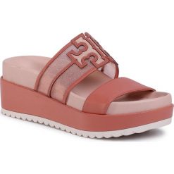 Klapki TORY BURCH - Ines Platform Slide 63589 Sea Shell Pink 952. Różowe klapki damskie Tory Burch, bez wzorów, ze skóry, bez obcasa, na koturnie. W wyprzedaży za 749,00 zł.