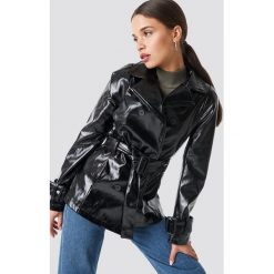 NA-KD Trend Lakierowana kurtka ze sztucznej skóry - Black. Czarne kurtki damskie marki NA-KD Trend, bez wzorów, ze skóry, bez kaptura. Za 323,95 zł.
