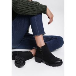 Czarne Matowe Botki Join The Game. Czarne botki damskie Renee, za kostkę, bez obcasa, na obcasie, na zamek. Za 119,99 zł.