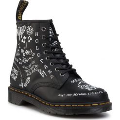 Glany DR. MARTENS - 1460 Scribble 25245009 Black/White. Czarne glany męskie Dr. Martens, bez zapięcia. Za 769,00 zł.