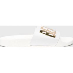 TheWhiteBrand - Klapki. Białe klapki damskie TheWhiteBrand, bez wzorów, ze skóry, bez obcasa, na obcasie. W wyprzedaży za 99,90 zł.