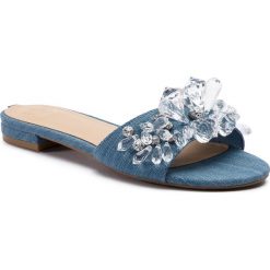 Klapki GUESS - Ripely2 FL6RP2 DEN19 DENIM. Niebieskie klapki damskie Guess, z aplikacjami, ze skóry, bez obcasa, na obcasie. W wyprzedaży za 449,00 zł.