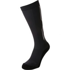 2XU PERFORMANCE X Podkolanówki titanium/white. Czarne skarpetki męskie marki 2XU, z elastanu. W wyprzedaży za 132,30 zł.