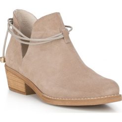 Buty damskie. Brązowe kozaki damskie Wittchen, ze skóry, bez obcasa, bez zapięcia. W wyprzedaży za 489,90 zł.