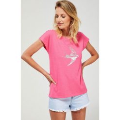 T-shirt z nadrukiem. Różowe bluzki damskie Moodo, xl, z nadrukiem, z bawełny, klasyczne, z okrągłym kołnierzem, z krótkim rękawem. Za 14,99 zł.