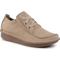 Półbuty CLARKS - Funny Dream 261444854 Sand Suede. Brązowe półbuty damskie Clarks, na co dzień, bez wzorów, ze skóry, bez obcasa, na płaskiej podeszwie, bez zapięcia. W wyprzedaży za 319,00 zł.