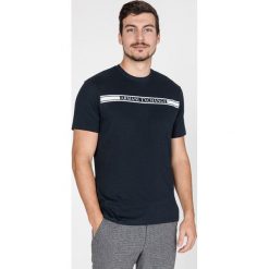 Armani Exchange Koszulka Niebieski. Niebieskie podkoszulki męskie Armani Exchange, xl, z nadrukiem, z bawełny, z krótkim rękawem. Za 292,95 zł.