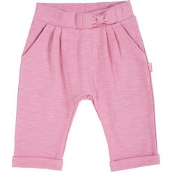 Spodnie dresowe w kolorze jasnoróżowym. Czerwone spodnie niemowlęce marki Chicco, z dresówki. W wyprzedaży za 29,95 zł.