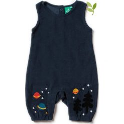 Sztruksowy pajacyk w kolorze granatowym. Niebieskie body niemowlęce marki Little Green Radicals, z haftami, z bawełny. W wyprzedaży za 85,95 zł.