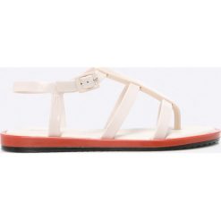 Melissa - Sandały Caribe Verao + Salinas. Białe klapki damskie Melissa, bez wzorów, z materiału, bez obcasa, na obcasie. W wyprzedaży za 129,90 zł.