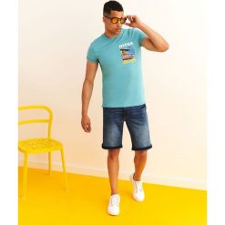 T-shirt z nadrukiem. Białe t-shirty męskie Top Secret, na zimę, m, z nadrukiem, z bawełny, wakacyjne, bez kołnierzyka, krótkie. W wyprzedaży za 19,99 zł.