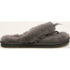 UGG - Japonki Fluff Flip Flop III. Klapki damskie Ugg, bez wzorów, z wełny, bez obcasa. W wyprzedaży za 299,90 zł.