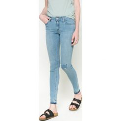 Levi's - Jeansy 710. Czerwone jeansy damskie marki Levi's®, z aplikacjami, z elastanu, z obniżonym stanem. W wyprzedaży za 229,90 zł.