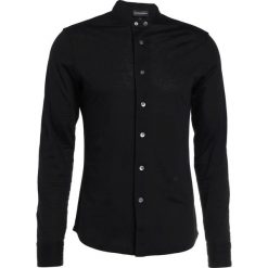 Emporio Armani Koszula nero. Czarne koszule męskie Emporio Armani, xxl, bez wzorów, z bawełny, bez kołnierzyka, bez rękawów. W wyprzedaży za 382,85 zł.