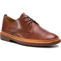 Półbuty CLARKS - Trace Tailor 261348387 Mahogany Leather. Brązowe derby męskie Clarks, z materiału. Za 499,00 zł.