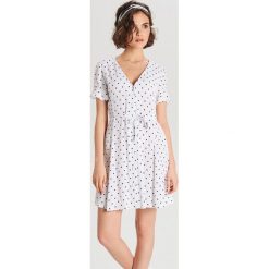 Sukienka mini w kropki - Biały. Białe sukienki damskie Cropp, s, bez wzorów, bez kołnierzyka, bez rękawów, mini. Za 79,99 zł.