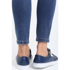 Granatowe Trampki Avannaha. Niebieskie trampki i tenisówki damskie Born2be, bez wzorów, bez zapięcia. Za 39,99 zł.