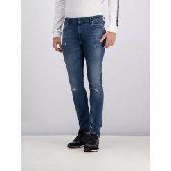 Jeansy Slim Fit Guess M92A27 D3KW1. Niebieskie jeansy męskie Guess, m, z aplikacjami. W wyprzedaży za 299,00 zł.
