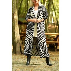 Płaszcz damski ZEBRA. Czarne płaszcze damskie Płaszcz damski ZEBRA, uniwersalny, bez wzorów, długie, bez kaptura. W wyprzedaży za 109,00 zł.