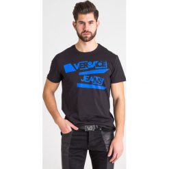 T-SHIRT VERSACE JEANS. Czarne t-shirty męskie m, z nadrukiem, z bawełny, z okrągłym kołnierzem. Za 185,00 zł.
