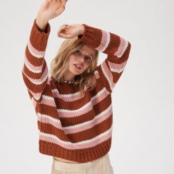 Sweter w poziome pasy - Bordowy. Czerwone swetry damskie Sinsay, s, bez wzorów, bez rękawów, bez kaptura. W wyprzedaży za 39,99 zł.