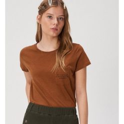 T-shirt z napisem na kieszonce - Brązowy. Pomarańczowe t-shirty damskie Sinsay, s, z napisami, bez kołnierzyka. Za 19,99 zł.
